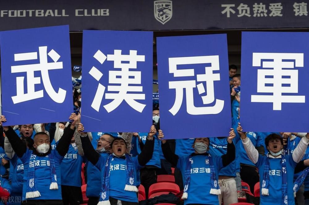 平易近国年间，一场年夜雨困住了筹办渡河前去喇叭沟唱红事的梨园子。雷雨交加的夜晚，与梨园子一同避雨的竟还有杀人如麻的山匪、身份不明的巡捕，一群各怀鬼胎的人，竟都与十五年前的狐妻事务紧密亲密相干。有关狐妻的传说风闻，有的说是村平易近偷了狐仙殿的灯油被狐仙发现，被迫娶了狐仙为妻。有的说是狐妖在茶杯村作怪，抓了村平易近打絮巴造畜……此中本相都与一个叫李寿庭的杀人犯有关。而今这个叫李寿庭的人正在这龙王庙中避雨。滑头难缠的杀人犯和心思不明的梨园子，沾满鲜血的曩昔在怪力乱神的说辞中逐步清楚……